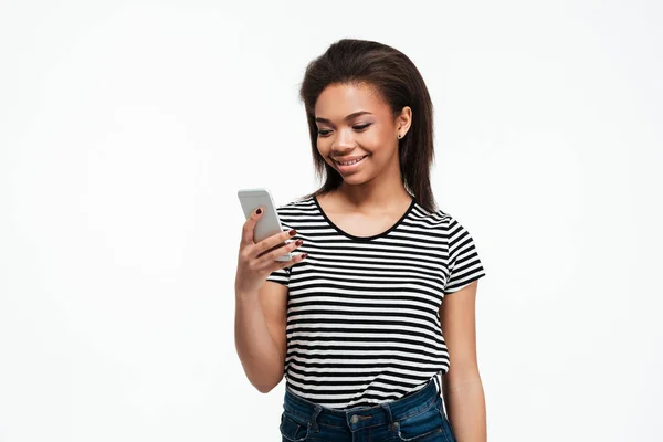 Sonriente joven africana señora charlando por teléfono . — Foto de Stock