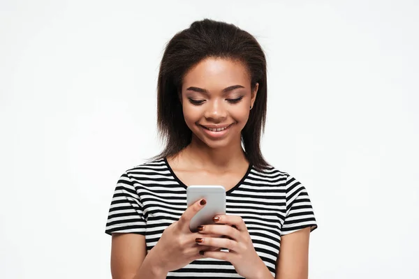 Lachende jonge Afrikaanse dame chatten via de telefoon. — Stockfoto