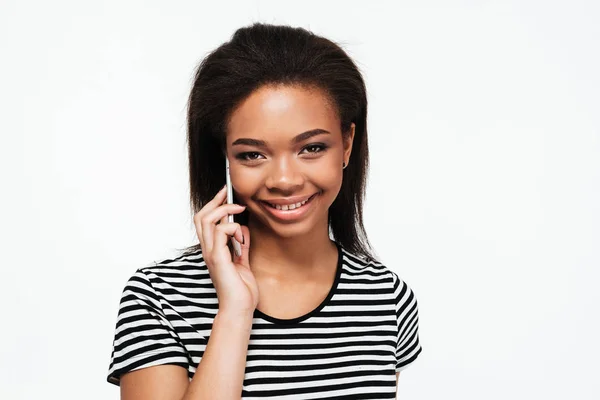 Joven dama africana alegre hablando por teléfono . — Foto de Stock