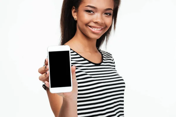 Vidám fiatal afrikai nő meg telefon kijelzőjén mutatja. — Stock Fotó