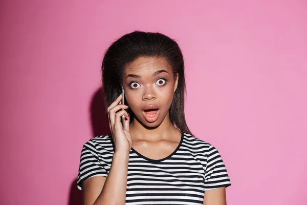Porträt einer Afroamerikanerin, die auf dem Handy tratscht — Stockfoto
