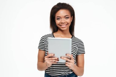 Tablet bilgisayar kullanan mutlu genç Afrika kadın.