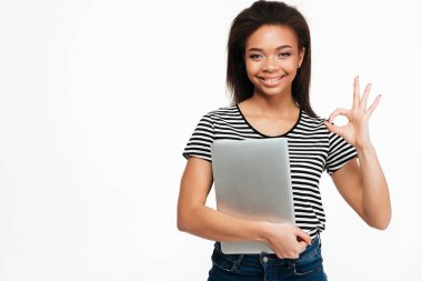 Dizüstü tutan bir mutlu afro Amerikan genç kız portresi