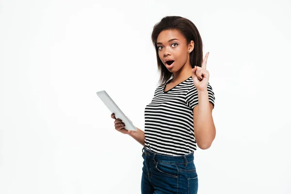 Mujer africana joven usando tableta y tener una idea . — Foto de Stock