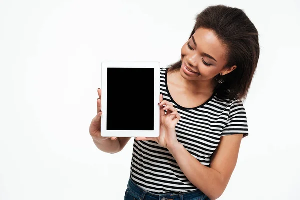 Sonriente joven africana que muestra la pantalla de la tableta . — Foto de Stock