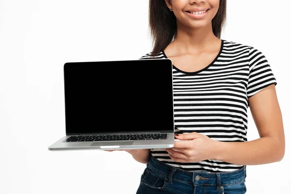 Przycięty obraz Afryki kobiety przedstawienie pusty ekran laptopa — Zdjęcie stockowe