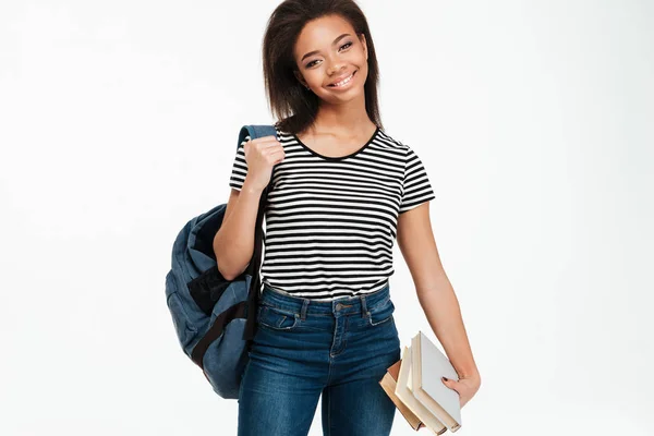 性格开朗的非洲学生女孩穿的背包和拿着书 — 图库照片