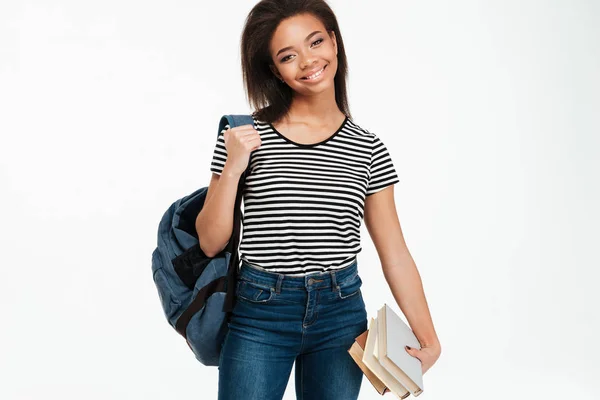 Alegre africano estudiante chica usando mochila y celebración de libros — Foto de Stock