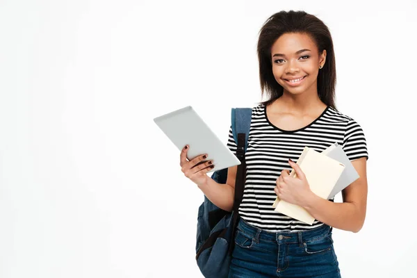 Podobizna dívenky s batoh drží pc tablet — Stock fotografie