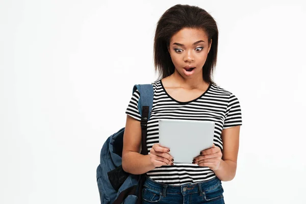 Sorprendido afroamericano chica estudiante leyendo noticias de pc tableta — Foto de Stock