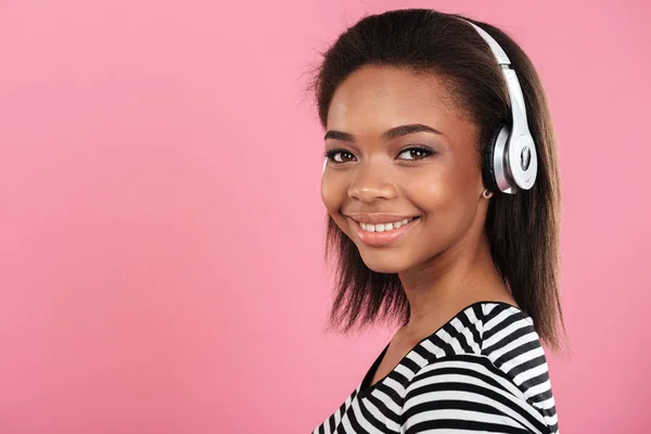 Retrato de una sonriente mujer afro-americana feliz con auriculares — Foto de Stock