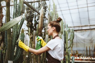 Serada durup gözlüklü genç bayan konsantre