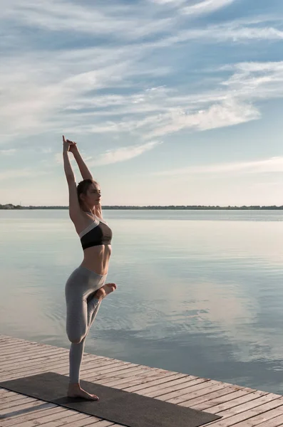 Esportes senhora de pé na praia fazer exercícios de ioga . — Fotografia de Stock