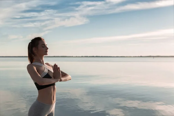 Спорт красива жінка на пляжі медитація . — стокове фото