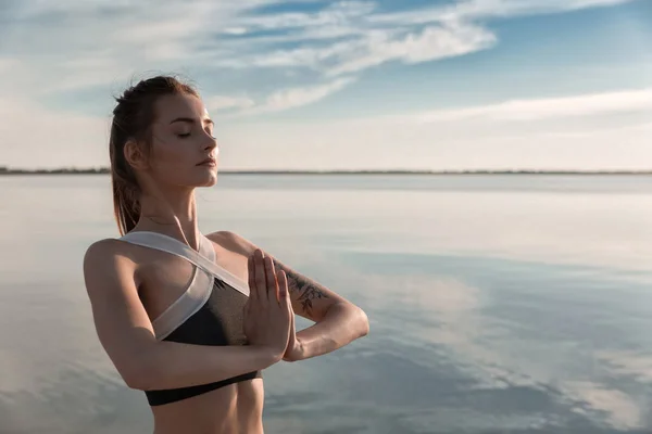 Sport schöne Frau am Strand Meditation. — Stockfoto