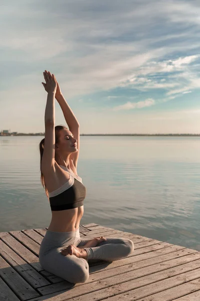 Спортивна леді на пляжі робить медитацію вправ . — стокове фото