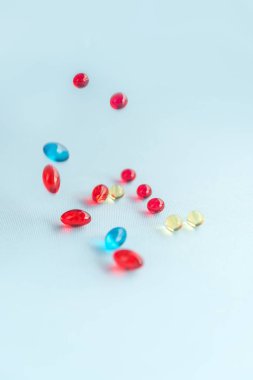 mavi arka plan üzerinde renkli kapsül