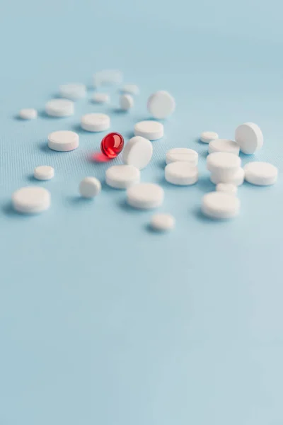 Primo piano di compresse bianche con farmaco capsula rossa — Foto Stock
