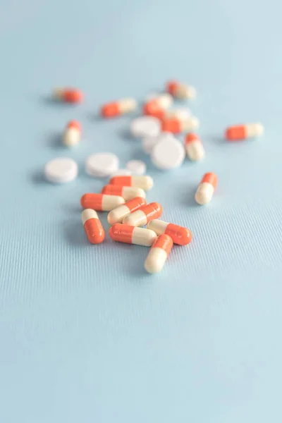 Închideți două capsule colorate și pastile albe — Fotografie, imagine de stoc