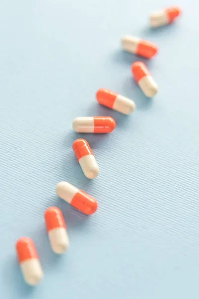 Dos cápsulas de medicamentos de color en una fila — Foto de Stock