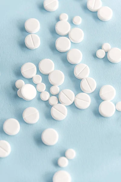 Widok góry kupie białe tabletki — Zdjęcie stockowe