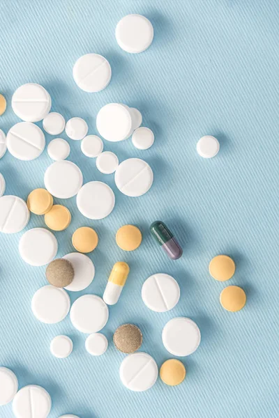 Widok z góry mieszane tabletki i kapsułki — Zdjęcie stockowe