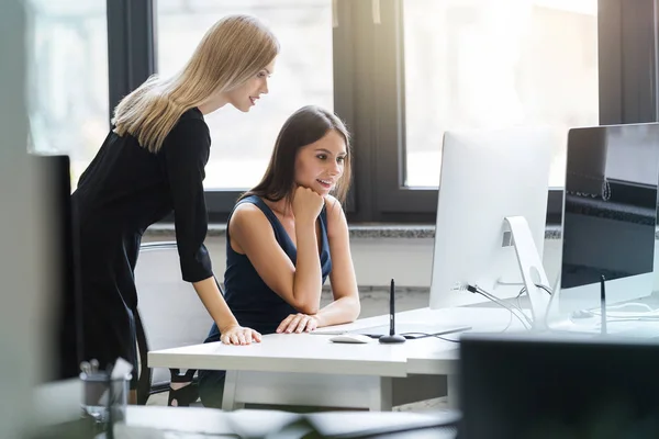 Vakre kvinner som jobber sammen på kontoret på en datamaskin – stockfoto