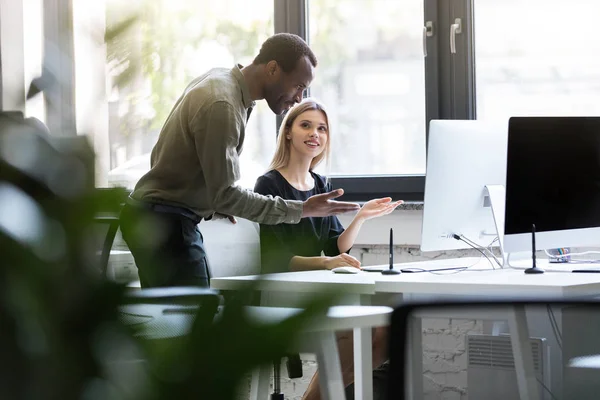 Dos socios comerciales trabajando juntos — Foto de Stock