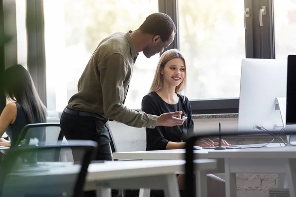 Junge Geschäftsleute arbeiten im Team zusammen — Stockfoto