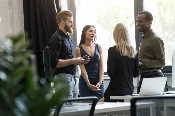 Kreativ byrå medarbetare diskuterar nytt projekt — Stockfoto