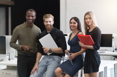 Bir grup genç iş adamı birlikte çalışıyor.