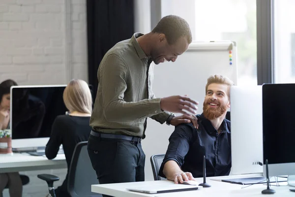 To unge mannlige kolleger diskuterer nytt forretningsprosjekt – stockfoto