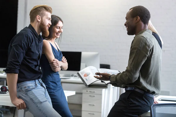 Grupp av affärsmän som arbetar som team att hitta lösning — Stockfoto