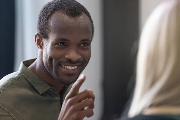 Close up van een lachende jonge Afrikaanse man wijzende vinger — Stockfoto