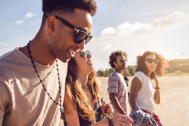 Genç erkek ve kıyısında yürüyen kadın