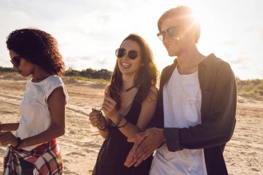 Yürürken gülen arkadaşlar grup gülümseyen