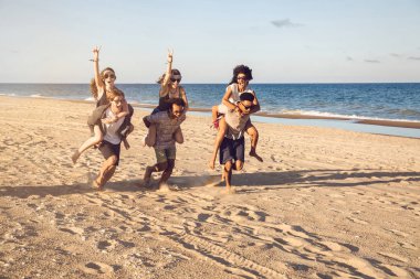 Üç mutlu genç adamlar kızlarını veren omzunda