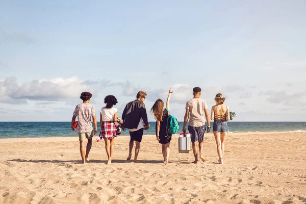 Deniz kıyısında genç erkek ve kadın arkadan görünüm