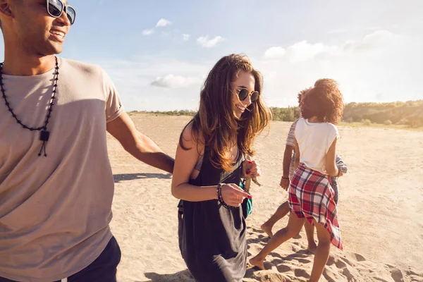 Gençler deniz kıyısında