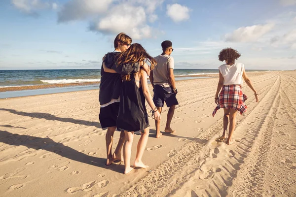 Vue arrière d'un groupe de personnes marchant ensemble — Photo