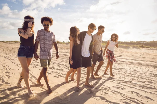 Πολυεθνική ομάδα φίλων περπάτημα στην παραλία — Φωτογραφία Αρχείου