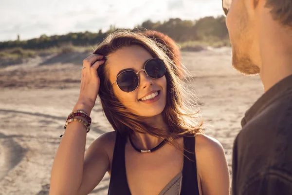 Sonriente chica bonita en gafas de sol — Foto de Stock