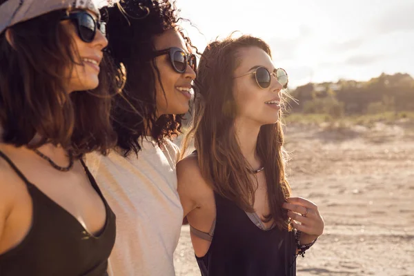 Trois amies marchant sur la plage — Photo