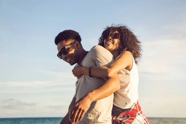 Felice afro americano coppia avendo divertimento insieme — Foto Stock