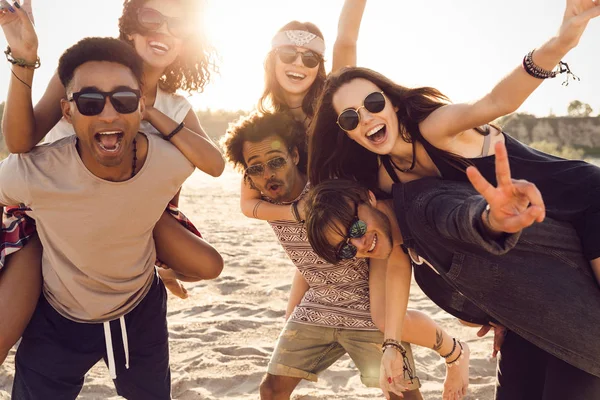 Üç güzel Genç çiftler Sahilde yürüyüş