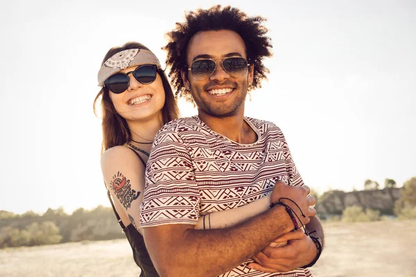 Kumsalda kucaklaşan mutlu genç çift — Stok fotoğraf