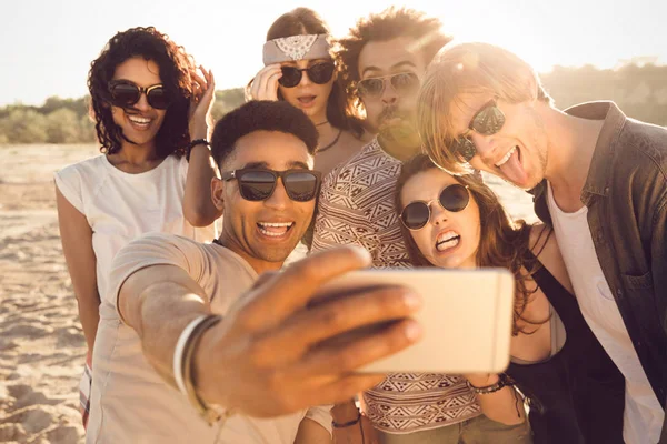 Többnemzetiségű baráti társaság vesz selfie — Stock Fotó