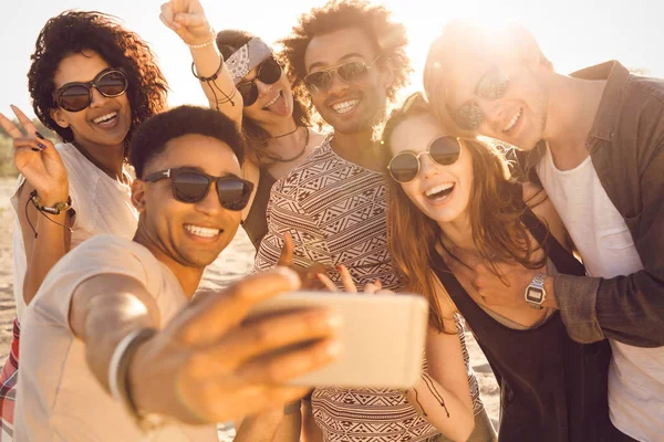 Grupp av mångrasliga happy vänner tar selfie och ha roligt — Stockfoto