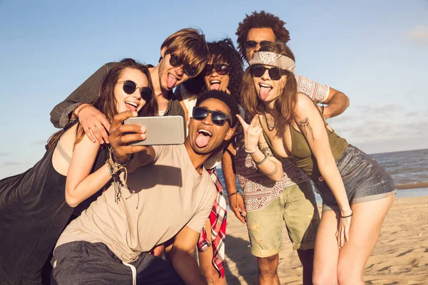 Selfie beach adlı güneşli günde alarak neşeli çok ırklı arkadaşlar — Stok fotoğraf