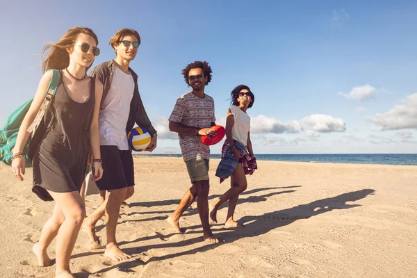 Group of smiling friends in sunglasses — Stock Photo, Image